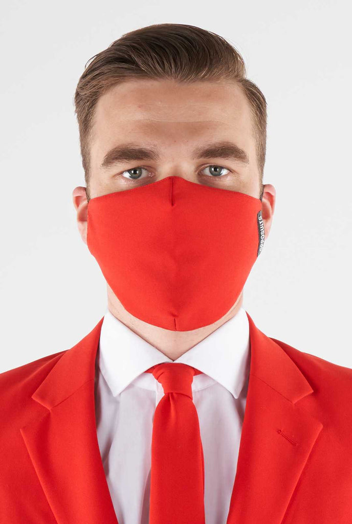 Man draagt ​​een rood gezichtsmasker
