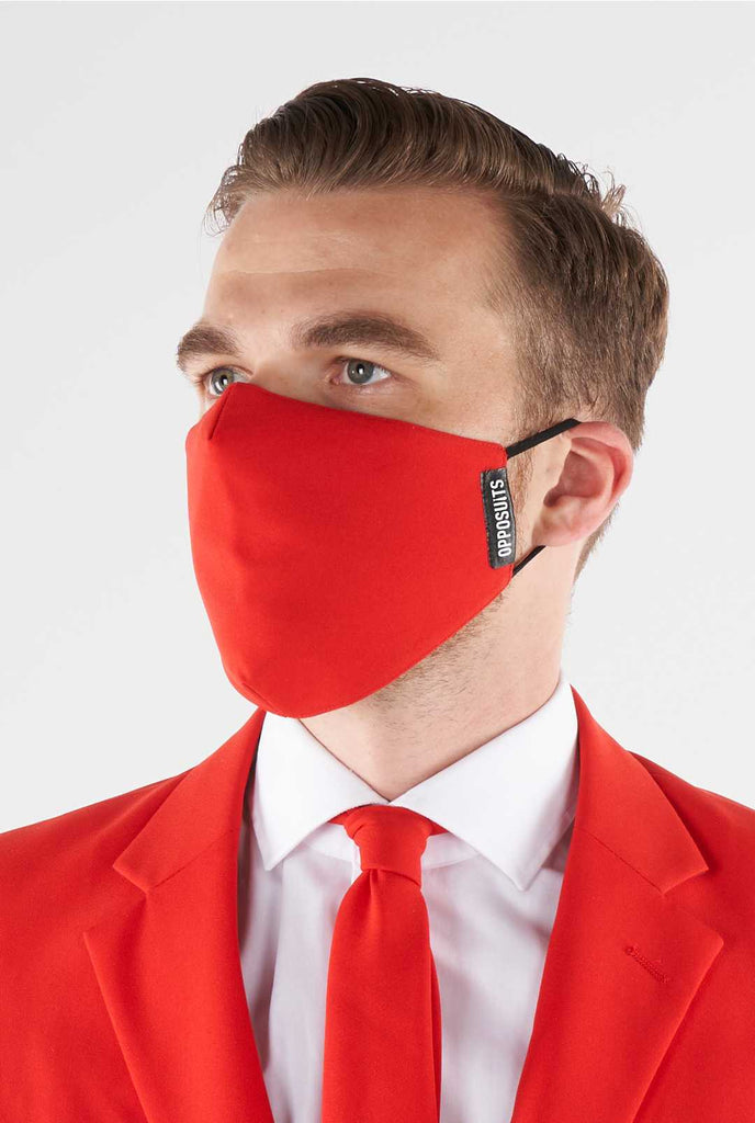 Man draagt ​​een rood gezichtsmasker