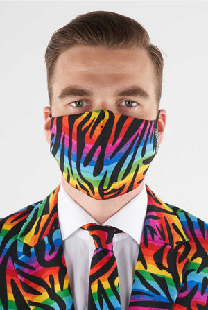 Man draagt ​​regenboog gekleurd gezichtsmasker