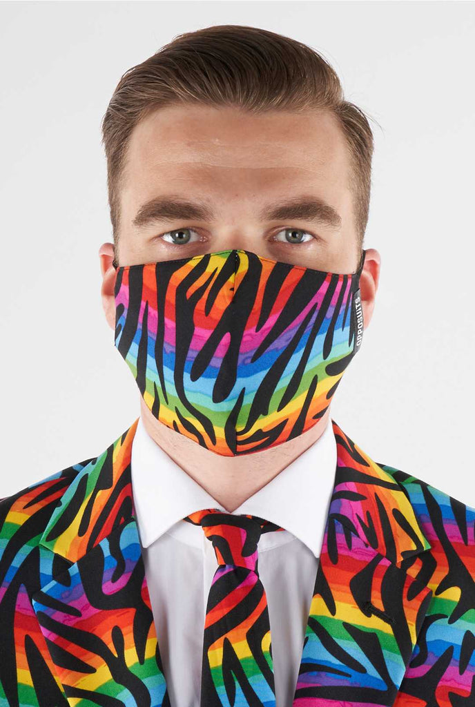 Man draagt ​​regenboog gekleurd gezichtsmasker