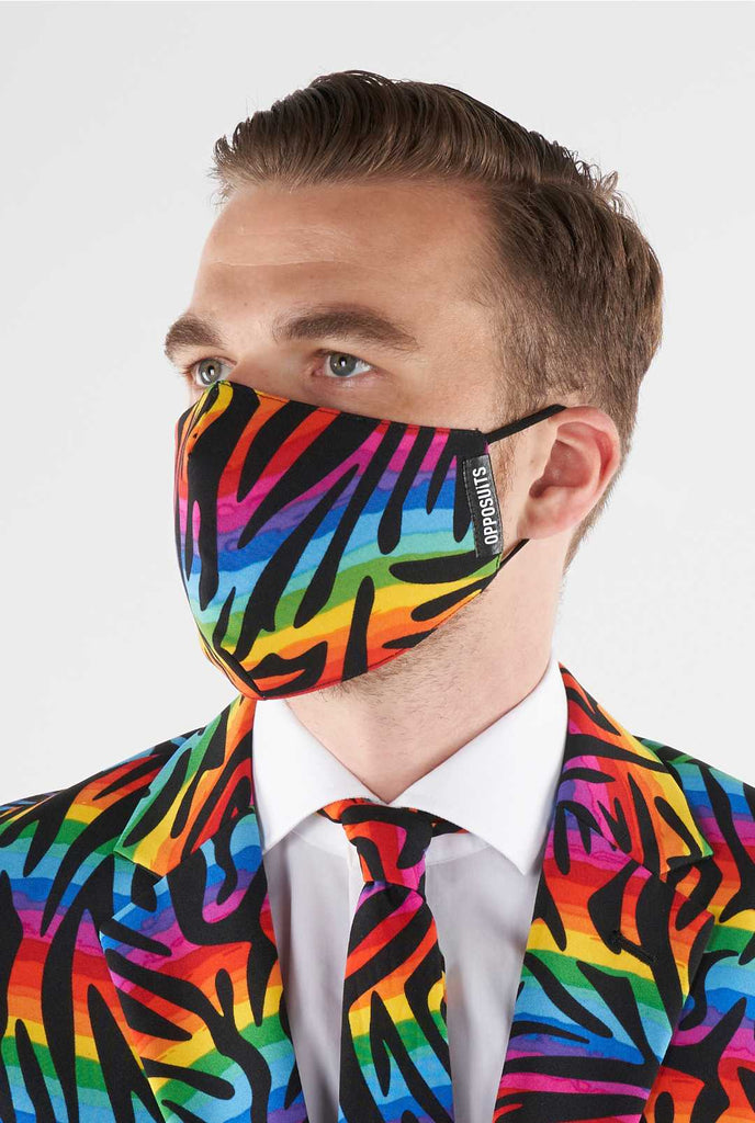 Man draagt ​​regenboog gekleurd gezichtsmasker