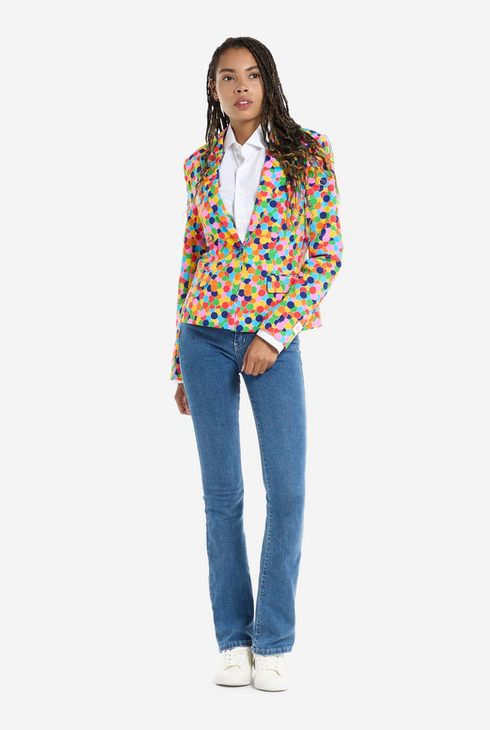 Vrouw draagt ​​damesblazer met confettiprint