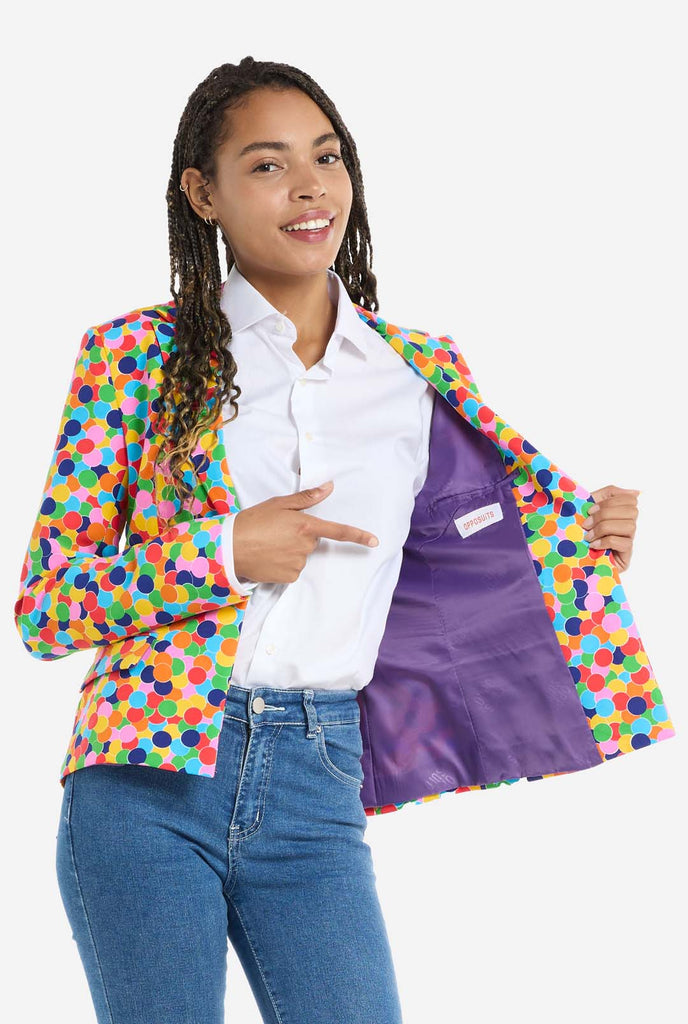 Vrouw draagt ​​damesblazer met confettiprint