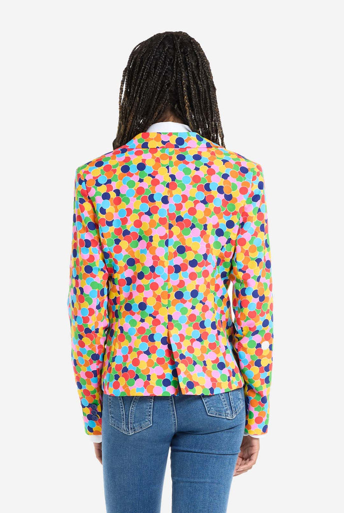 Vrouw draagt ​​damesblazer met confettiprint
