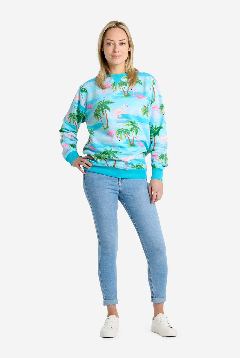 Man draagt ​​een blauwe trui met tropische flamingo -print