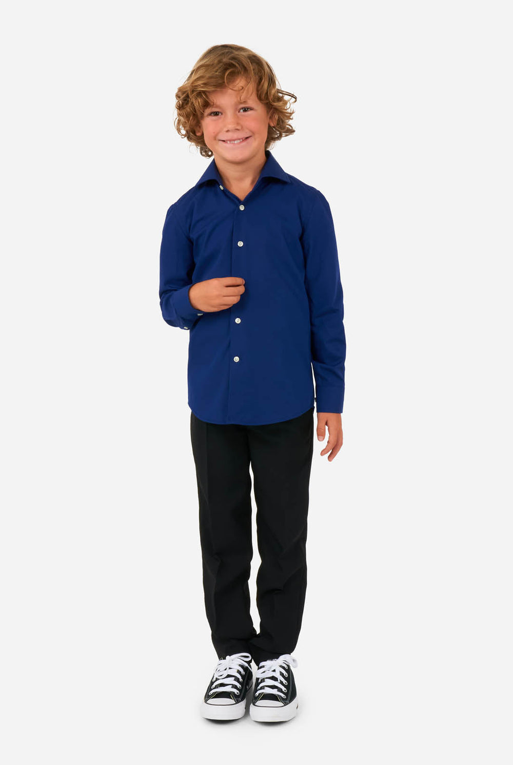 Jongen draagt blauw overhemd en zwarte broek