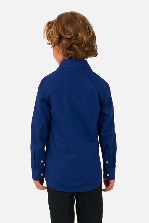 Jongen draagt blauw overhemd en zwarte broek, zicht van de achterkant