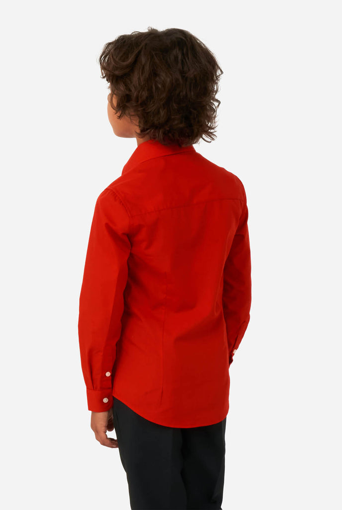 Jongen draagt rood overhemd en zwarte broek, zicht van de achterkant
