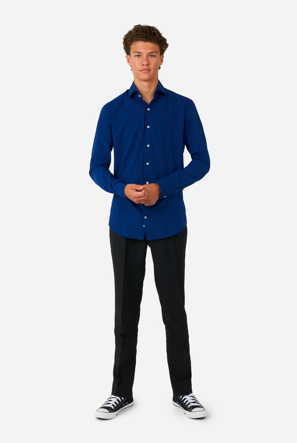 Tiener draagt blauw overhemd en zwarte broek