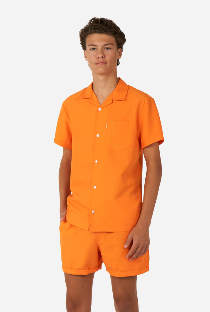 Tiener draagt oranje zomerset, bestaande uit shirt en short.
