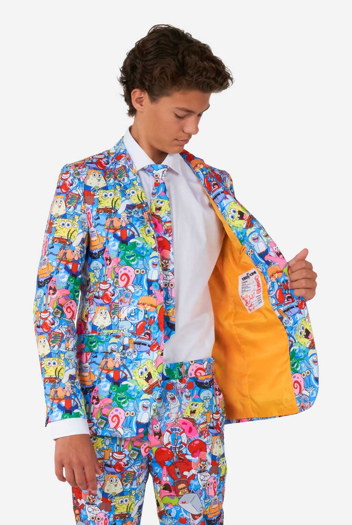 Tiener draagt pak met Spongebob print