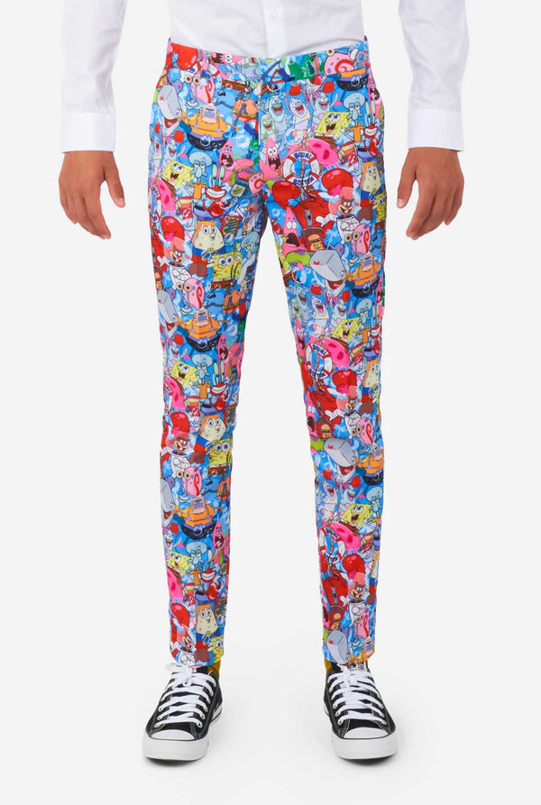 Tiener draagt pak met Spongebob print, broek close up