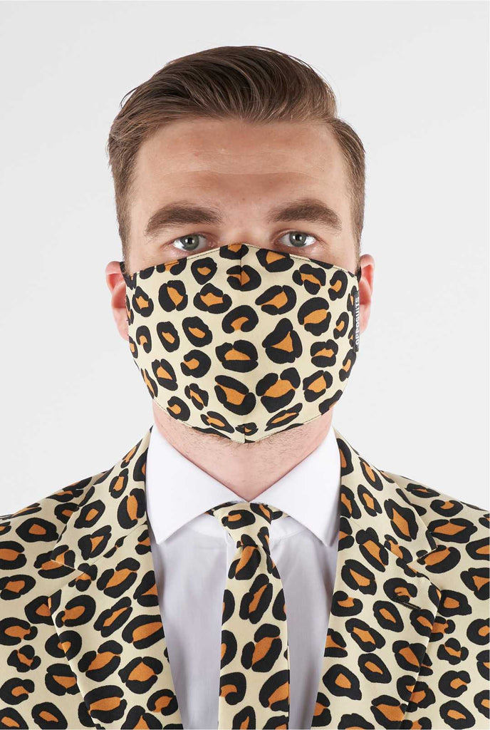 Man draagt ​​het gezichtsmasker van panther print facbric