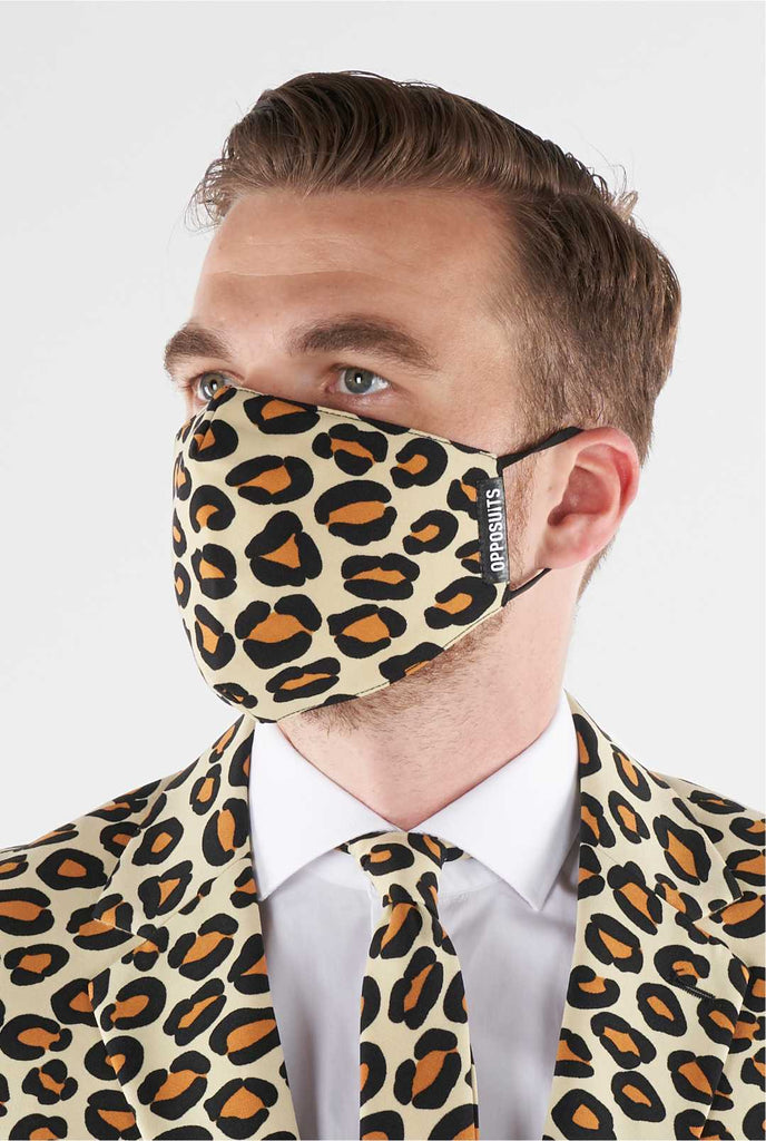 Man draagt ​​het gezichtsmasker van panther print facbric