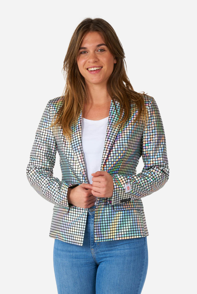 Vrouw draagt blazer met discobal spiegel print