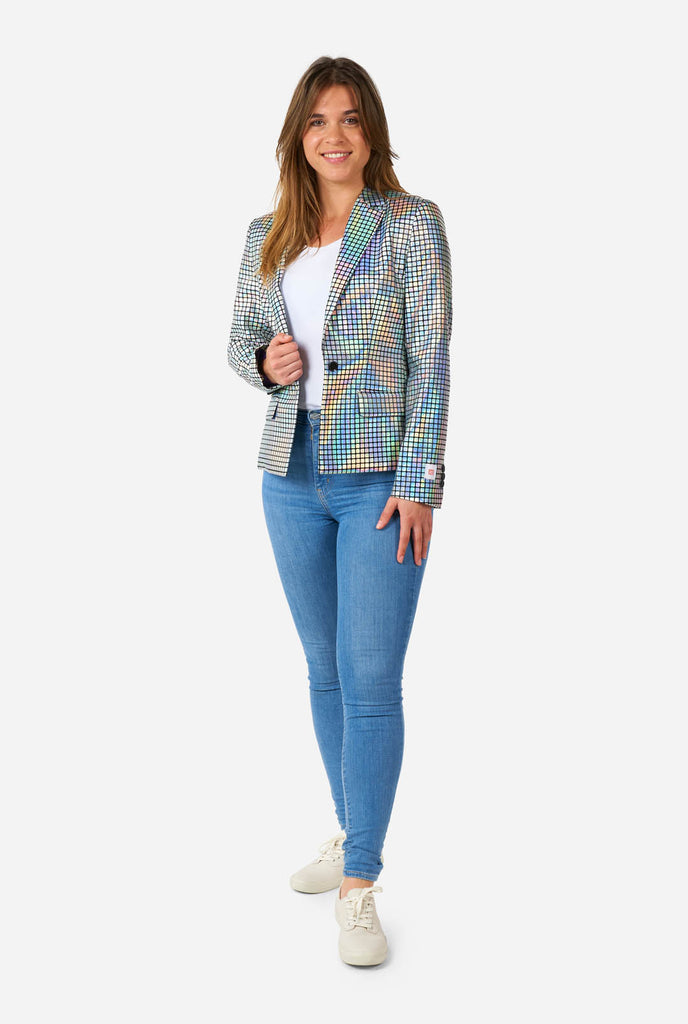 Vrouw draagt blazer met discobal spiegel print