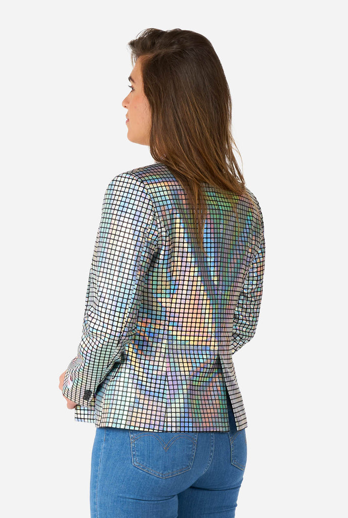 Vrouw draagt blazer met discobal spiegel print