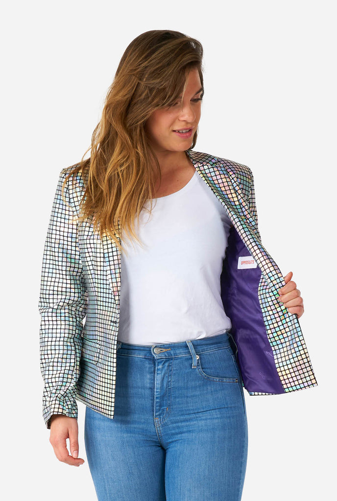 Vrouw draagt blazer met discobal spiegel print