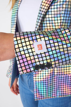 Vrouw draagt blazer met discobal spiegel print, mouw close up