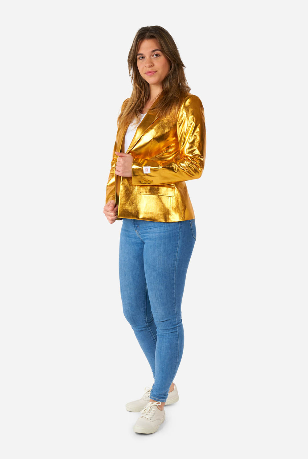Vrouw draagt gouden blazer