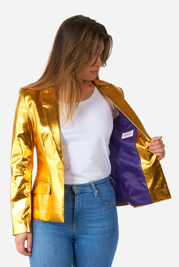 Vrouw draagt gouden blazer