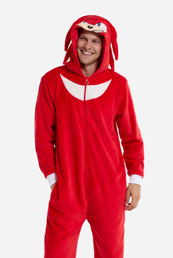 Man met rode Sonic Knuckles onesie voor volwassenen