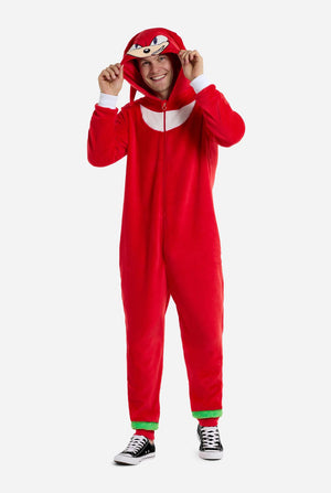 Man met rode Sonic Knuckles onesie voor volwassenen
