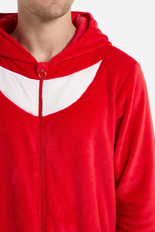 Man met rode Sonic Knuckles onesie voor volwassenen, close up