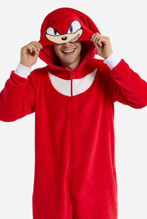 Man met rode Sonic Knuckles onesie voor volwassenen