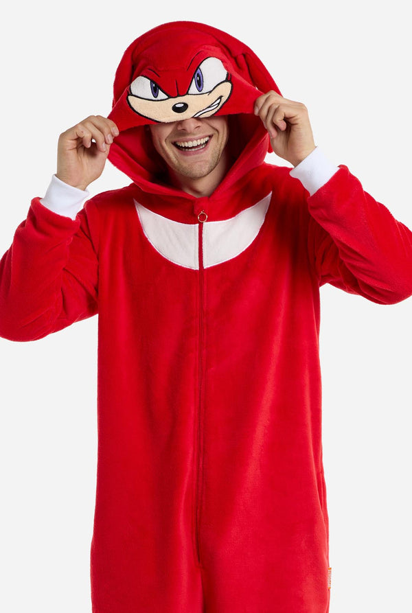 Man met rode Sonic Knuckles onesie voor volwassenen
