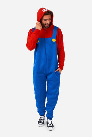 Man met unisex onesie met Super Mario-print