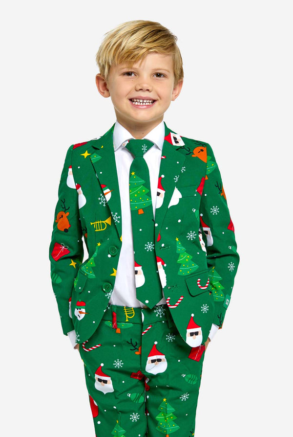 Jongen draagt groen Kerstpak voor kinderen met Kerst iconen.