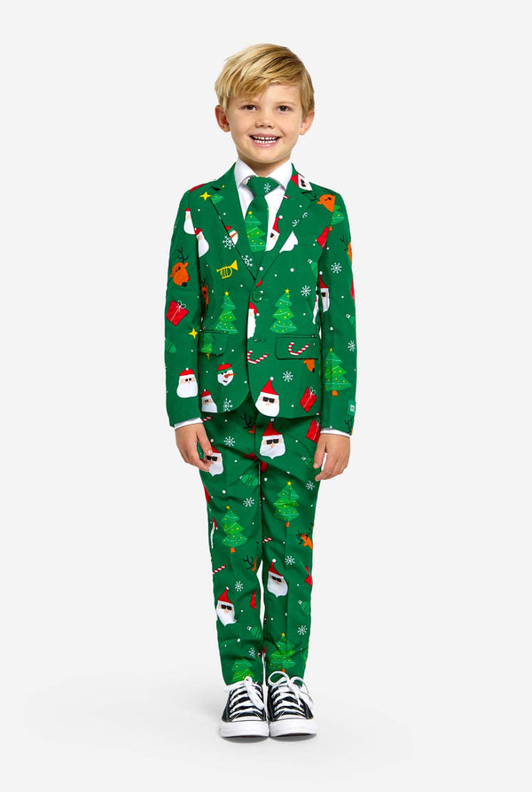 Jongen draagt groen Kerstpak voor kinderen met Kerst iconen.