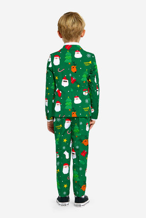 Jongen draagt groen Kerstpak voor kinderen met Kerst iconen.