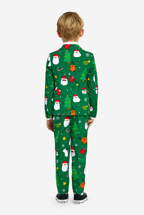 Jongen draagt groen Kerstpak voor kinderen met Kerst iconen.