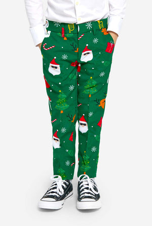 Jongen draagt groen Kerstpak voor kinderen met Kerst iconen.