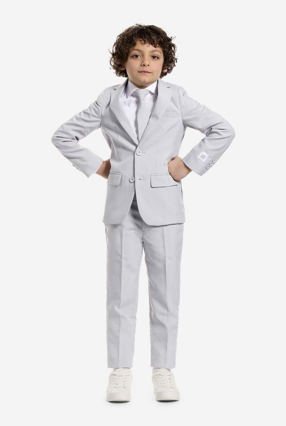 Op deze afbeelding draagt ​​een kind een grijs formeel jongenspak met bijpassende stropdas en een wit overhemd. Het pak bestaat uit een jasje, broek en clip-on stropdas.