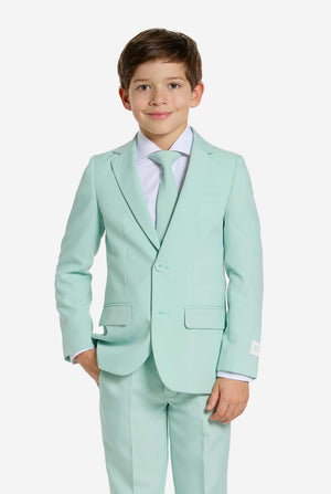 Kind draagt ​​mintgroen jongenspak