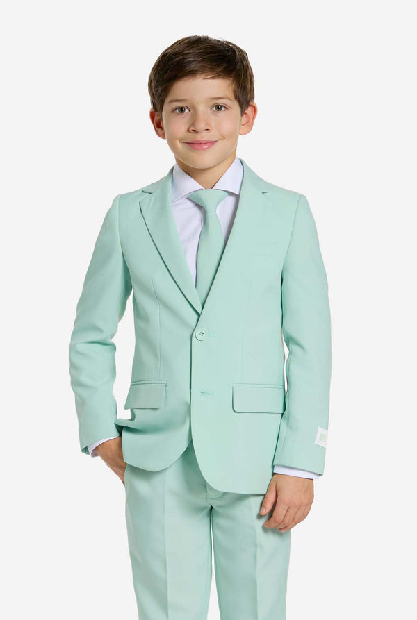 Kind draagt ​​mintgroen jongenspak