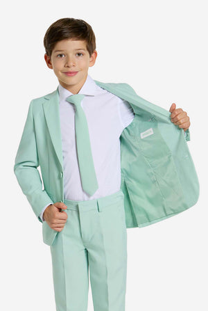 Kind draagt ​​mintgroen jongenspak.