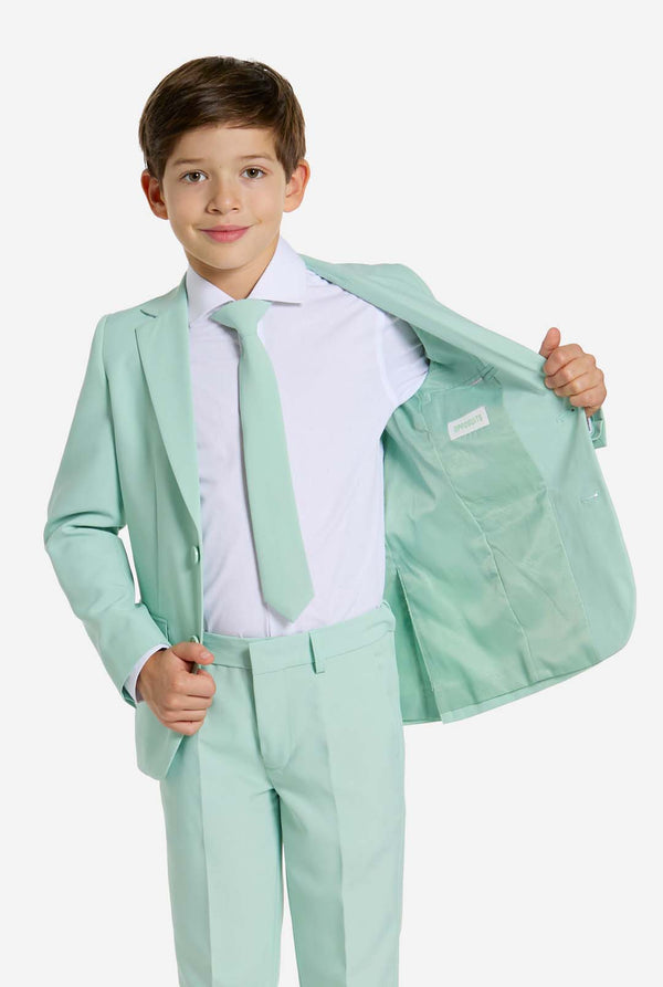 Kind draagt ​​mintgroen jongenspak.