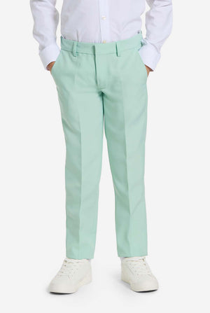 Kind draagt ​​mintgroen jongenspak, close up van de broek