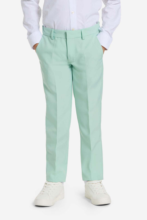 Kind draagt ​​mintgroen jongenspak, close up van de broek