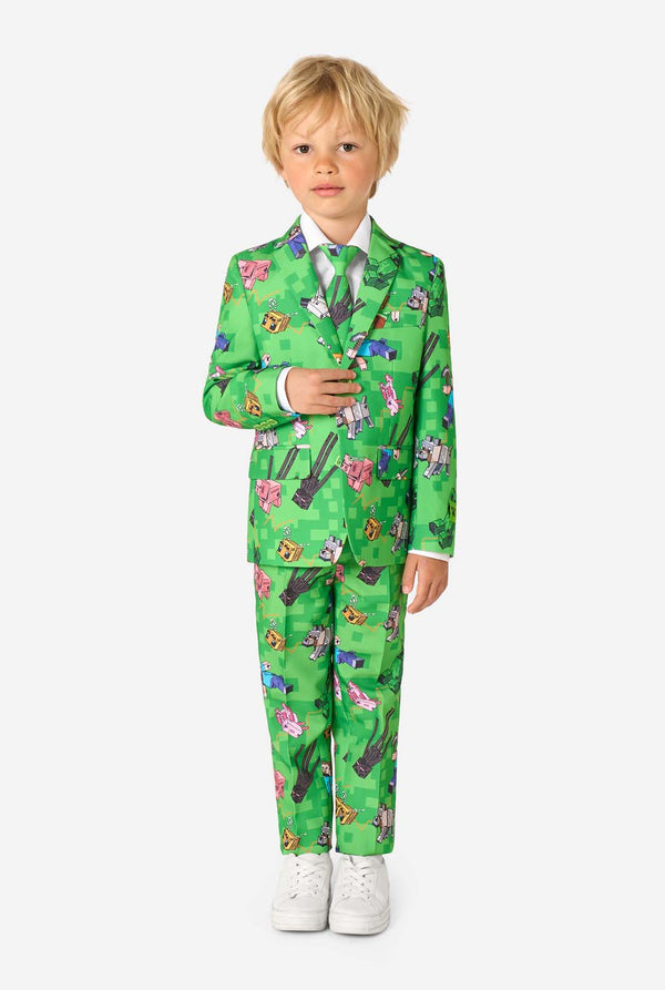 Volledig lichaamsbeeld van een kind in een groen pak met Minecraft-thema van OppoSuits, glimlachend en zelfverzekerd poserend.