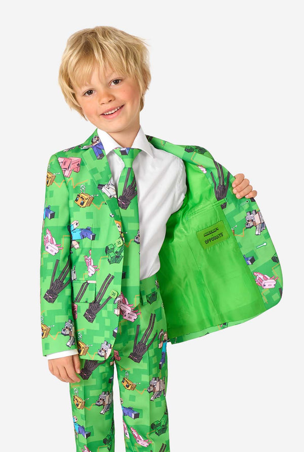 Kind met de binnenvoering van een groen Minecraft-pak met officiële Minecraft- en OppoSuits-branding.