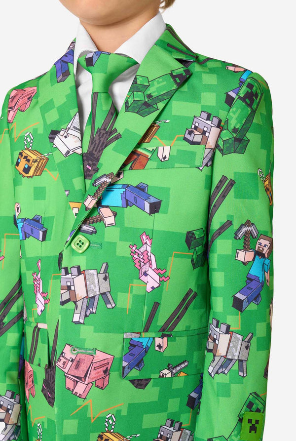 Ingezoomde weergave van Minecraft-pak voor jongensprint op blazer en stropdas, met Steve, Alex, Creepers en dieren in pixelstijl.