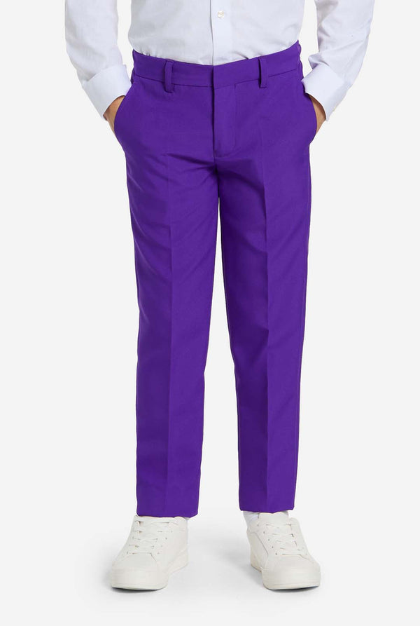 Kind draagt ​​paars jongenspak, close up van de broek