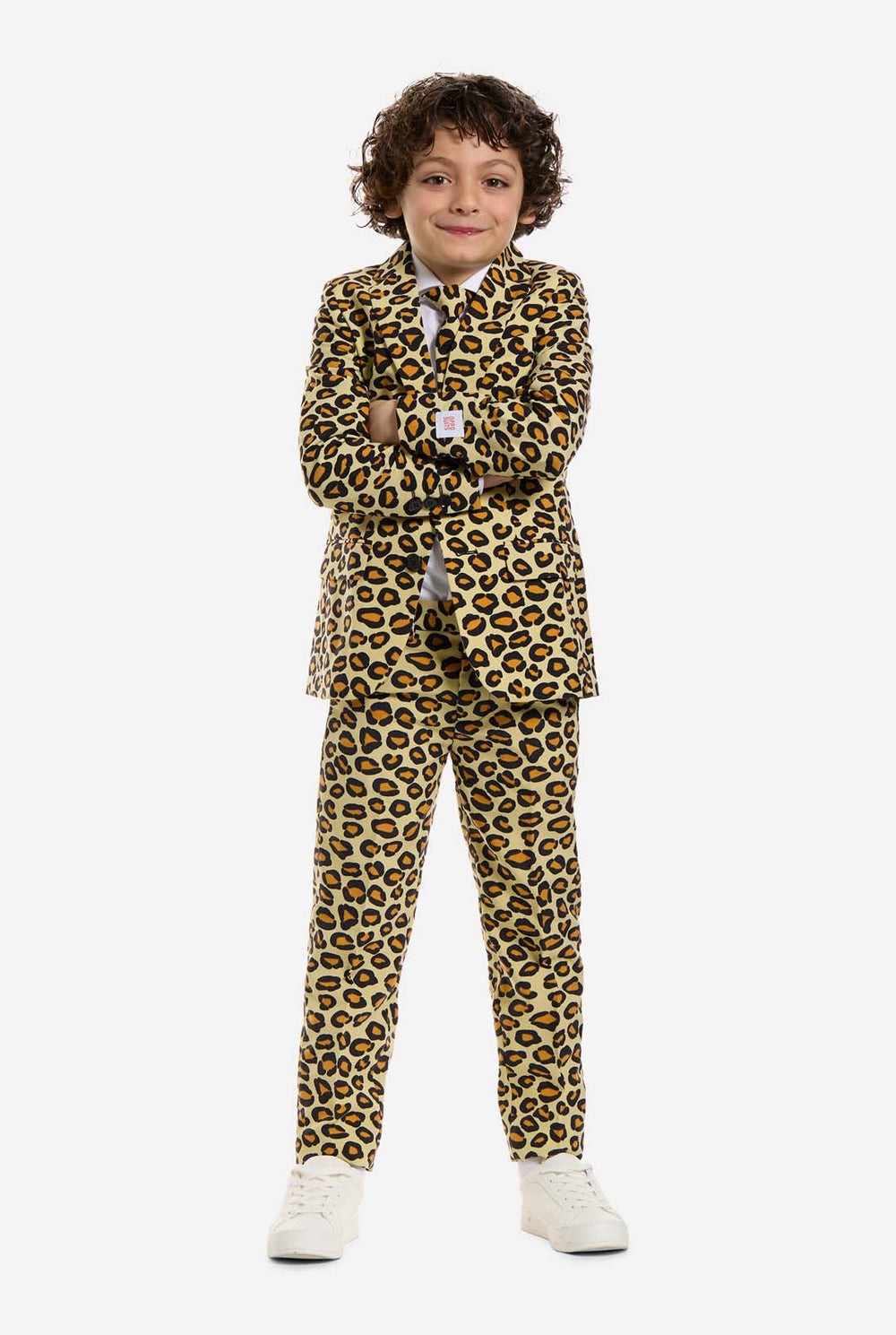 Op deze afbeelding draagt ​​een kind een jongenspak met all-over panterprint en een wit shirt. Het pak is beige met bruine en zwarte gevlekte panterprint. Pakken bestaan ​​uit een jasje, broek en clip-on stropdas.