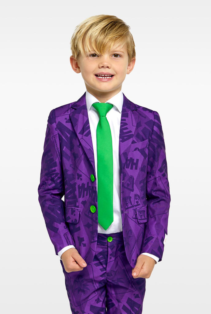 Jongen draagt paars jongenspak met The Joker Batman thema.