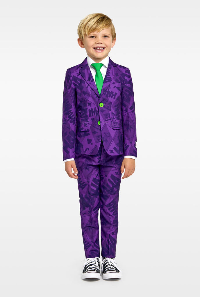 Jongen draagt paars jongenspak met The Joker Batman thema.